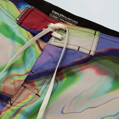 Calções de banho multicoloridos com cordão branco e etiqueta interna na cintura preta