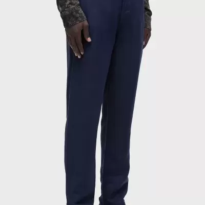 Calças azul escuro de homem com sandálias bege