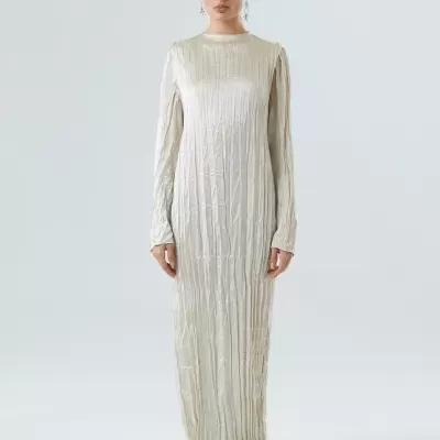 Vestido longo creme enrugado de mangas compridas
