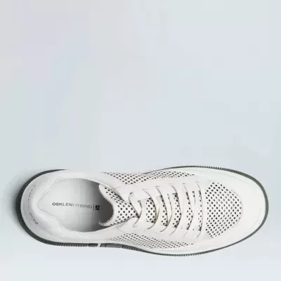 Ténis branco com padrão de furos e sola preta visto de cima