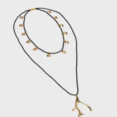 Colar duplo preto com pendentes dourados em forma de conchas e ramo
