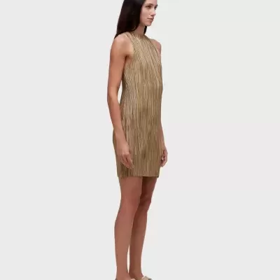 vestido dourado riscado com mules bege em fundo cinzento