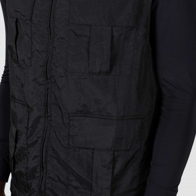 Colete masculino preto com bolsos e fecho de correr frontal