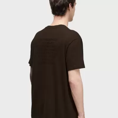 T-shirt castanha escura com texto em relevo nas costas vista de trás.