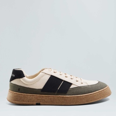 Ténis casual creme, verde-cinza e preto com sola castanha.