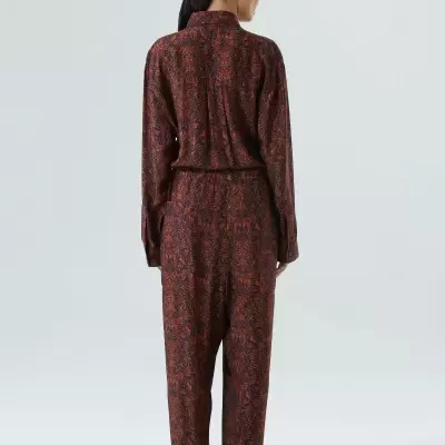 Macacão comprido padrão abstrato castanho e vermelho visto de costas