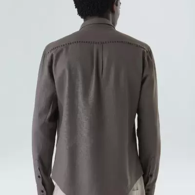 Camisa de manga comprida castanha escura vista de costas