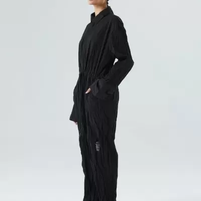 Macacão preto comprido texturizado com gola e bolsos em fundo branco