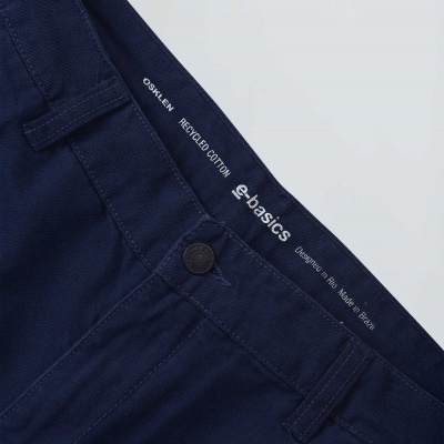 Calças azul marinho de algodão reciclado com texto na etiqueta interna