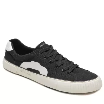 Ténis preto com sola branca e atacadores, com detalhes brancos e texto OAKFIELD na língua.