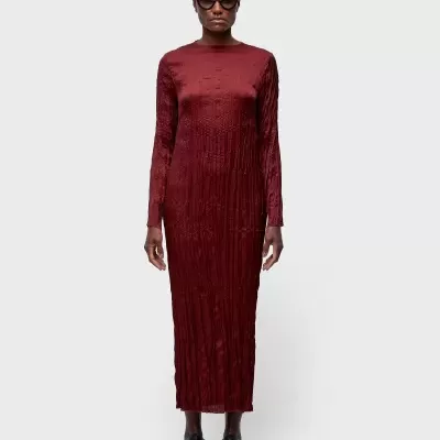 Vestido longo vermelho-escuro de manga comprida com padrão texturizado