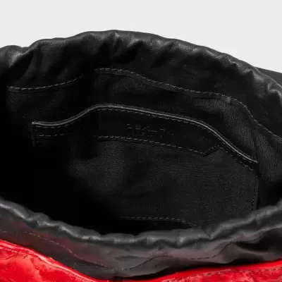 Interior de mala com pele preta, exterior vermelho texturizado