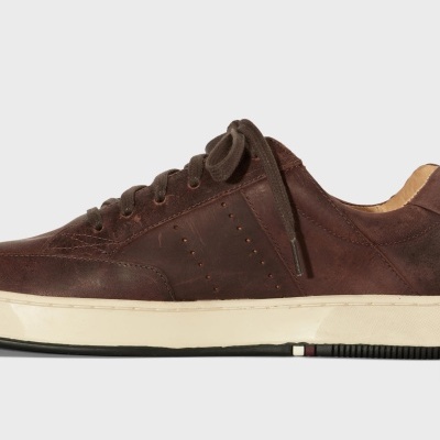 tênis masculino castanho em pele com atacadores