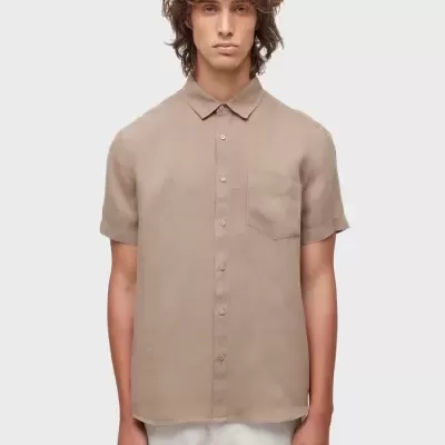 Camisa de manga curta beige com bolso no peito