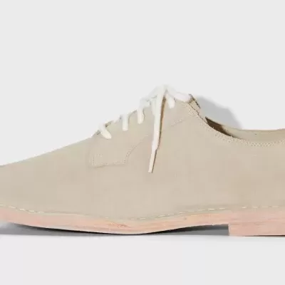 Sapato clássico masculino em couro bege claro com atacadores brancos e sola de madeira clara