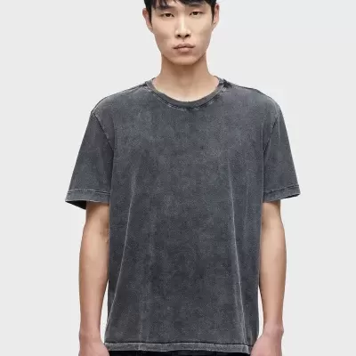 Camiseta cinzenta escura lavada com costuras visíveis e gola redonda