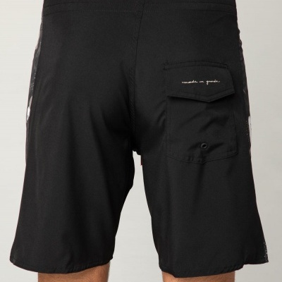 Calções pretos com bolso traseiro e texto branco bordado