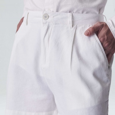 Calções brancos com cintura alta e bolsos laterais