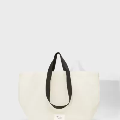 Mala tote creme com alças pretas e etiqueta frontal OSKLEN