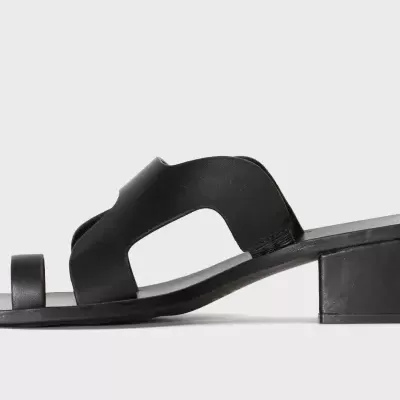 Sandália preta de salto baixo quadrado com tira larga e tira para o dedo