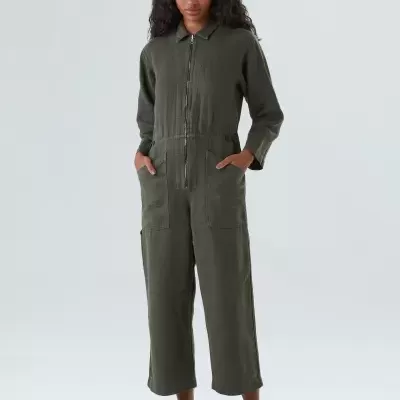 Macacão verde-escuro com fecho e bolsos grandes usado por modelo