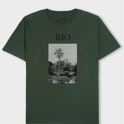 T-shirt verde com estampado preto e branco de paisagem e texto RIO OSKLEN.
