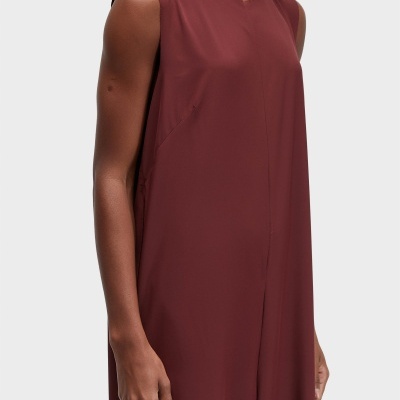 Vestido vinho sem mangas com decote redondo em modelo de pele escura.