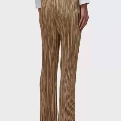 Calças douradas plissadas femininas com cintura elástica e sapatos bege.