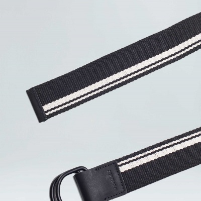 Cinto preto de tecido com riscas brancas e fivelas pretas em D