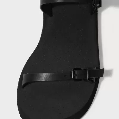 Sandália preta com tiras ajustáveis e fivelas pretas