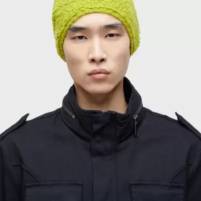 Homem com boina verde clara e casaco preto