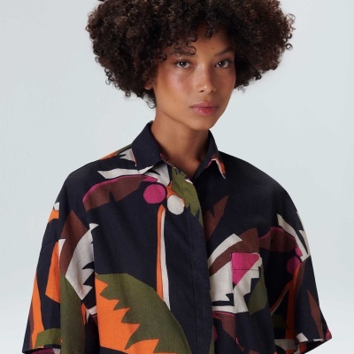 Camisa de manga curta com padrão abstracto multicolorido e gola clássica