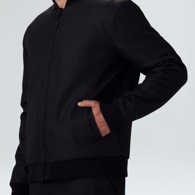 Casaco bomber preto com fecho de correr e punhos canelados