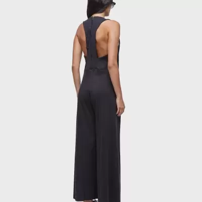 Macacão preto longo com decote nas costas