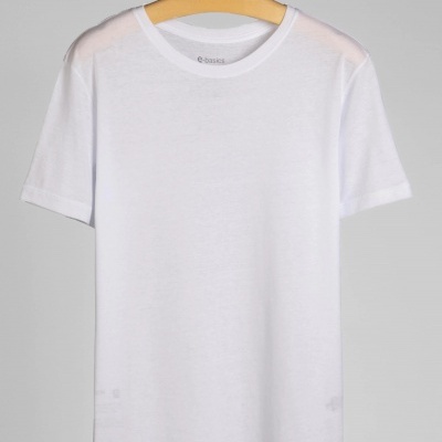 Camiseta branca de algodão com gola redonda em cabide de madeira