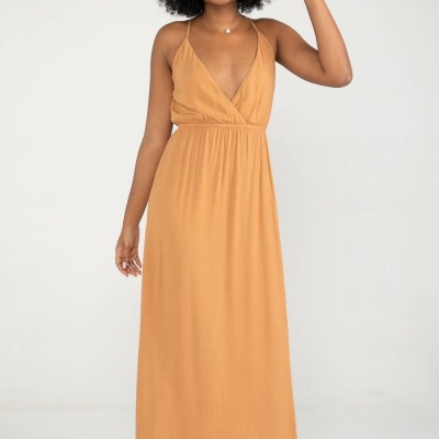 Vestido longo mostarda com decote em V e alças finas