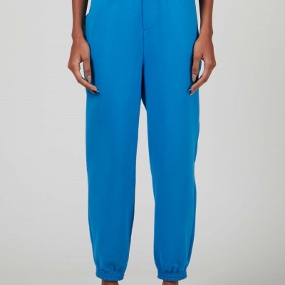 Calças de treino azuis com bainhas ajustadas nos tornozelos