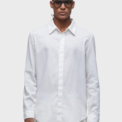 Camisa branca de manga comprida com gola clássica e botões ocultos em fundo cinza