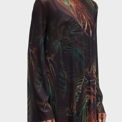 Blusa feminina transparente com padrão abstrato colorido e gola alta