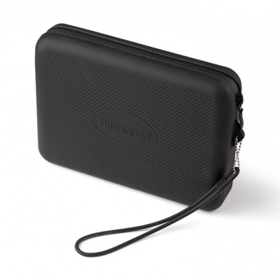 Bolsa preta texturada com zíper e alça de mão