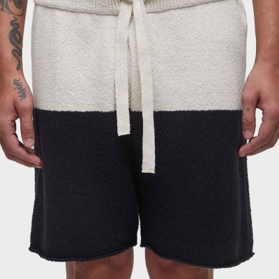 Calções de malha creme e preto com cordão ajustável