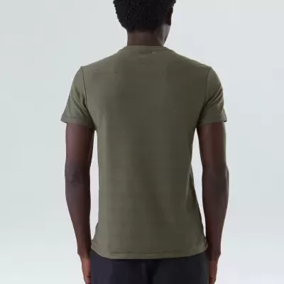 T-shirt verde-oliva de manga curta vista de trás, usada com calças pretas