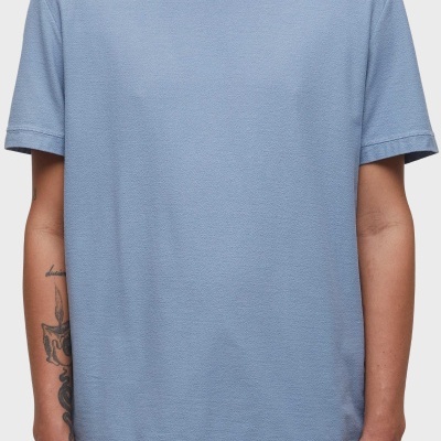 T-shirt azul clara básica com mangas curtas e decote redondo