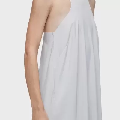 Vestido branco comprido com gola alta e corte sem mangas mostrando lateral do tórax