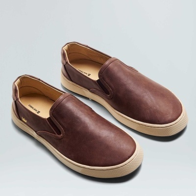 Sapatos slip-on de couro castanho com sola bege