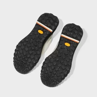 Solas pretas de sapatos com detalhes em laranja, branco e amarelo