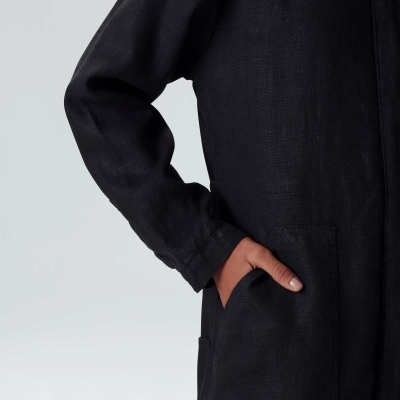 Casaco preto com bolso e manga comprida