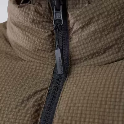 Casaco castanho com fecho de correr preto e padrão de quadrados em tecido texturizado