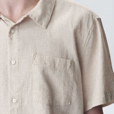 Camisa masculina bege clara manga curta com bolso e botões