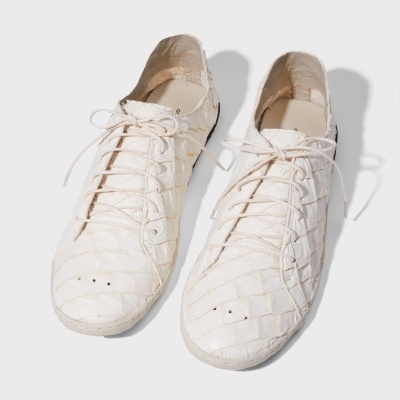 Ténis brancos de couro com padrão de crocodilo